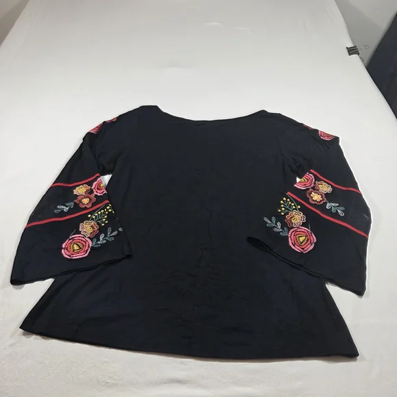 Elegant Black Floral Embroidered Women's Blouse - Picture 9 of 9